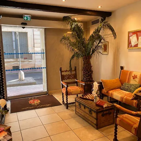 Hotel D'aragon - Place De La Comedie 3*