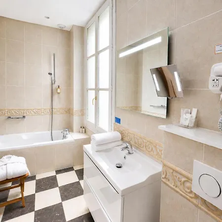 Hotel D'aragon - Place De La Comedie 3*
