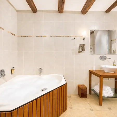D'aragon - Place De La Comedie Hotel 3*