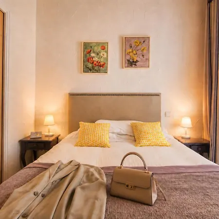 Hotel D'aragon - Place De La Comedie 3*